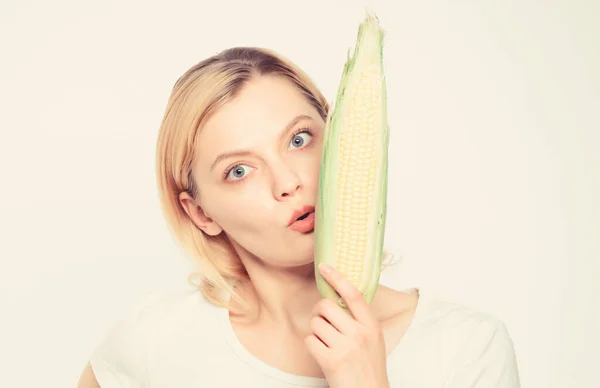 Вегетаріанське меню. Їж кукурудзу. Здорова харчова концепція. Жінка має жовтий кукурудзяний коб білий фон. Збір кукурудзи. Дозріла кукурудза. Вегетаріанська їжа та корисні природні органічні продукти — стокове фото