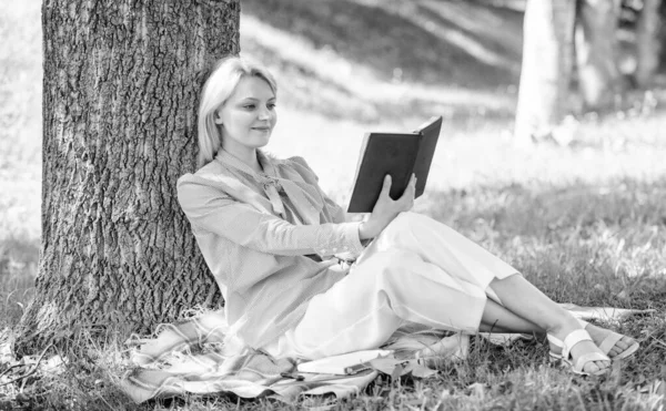 Business Lady hitta minut att läsa boken förbättra sin kunskap. Kvinnlig självförbättring. Flicka luta sig mot träd medan du kopplar av i parken sitt gräs. Självförbättring bok. Själv förbättrings-och utbildningskoncept — Stockfoto