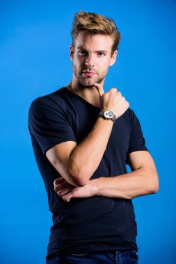Tımar etme zamanı geldi. Erkek modası. Adam modaya uygun görünüyor. İş adamı saati gözcüsü. Kot elbiseli adam. Model. Erkek cinselliği. Yakışıklı adam. Özgüven ve karizma. Erkek bakımı. Tıraşsız adam.