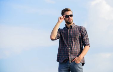Yakışıklı maço. Erkekler güzellik ve cinsellik. Gerçek erkekler. Maço, tıraşsız bir adam. Erkek modası. Çok moda görünüyor. Gözlüklü iş adamı. Güven ve karizma. seksi erkek gökyüzü arkaplanı