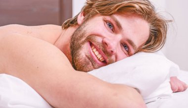 Ipuçlarını nasıl temiz ve enerjik duygu uyandırmak. Sabah rutin ipuçları bütün gün iyi hissetmek. Adam yakışıklı adam sabah yatakta yatıyordu. Nasıl kendini sabah erken kalkmak. Her sabah keyfini çıkarın