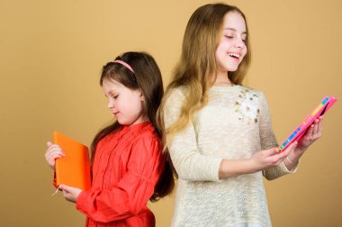 Eğitim ve çocuk edebiyatı. Favori peri masalı. Kardeşler birlikte okumak için kitap seçerler. Sevimli kızlar kitapları sever. Gizli günlük ya da kişisel günlük. Akıllı harikadır. Kitap ya da not defteri olan çocuklar.