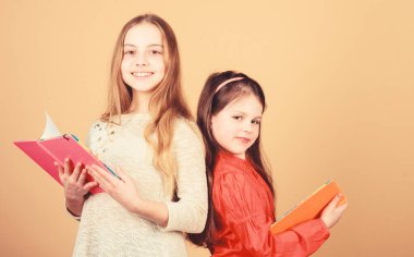 Araştırma yapıyorum. yazmak için çalışma kitapları. Okula geri dön. bir kitap okuyan öğrenciler. Okul projesi. Dostluk ve kardeşlik. Not defterleri olan küçük kızlar. mutlu küçük çocuklar okul dersi için hazır