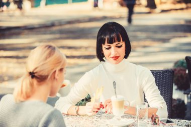 Kızlar kahve sohbeti içer. Konuşma kadın kafe teras. Dostluk dostça ilişkiler. Vahiy ve destek. Güvenilir iletişim. Dostluk kız kardeşler. Arkadaşlık toplantısı. En yakın kişiler