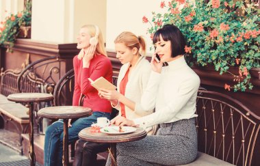 Kadın eğlencesi. Hafta sonu rahatlayın ve dinlenin. Farklı ilgi alanları. Hobi ve eğlence. Grup güzel kadın cafe teras konuşma ve dinleme okuma ile kendilerini eğlendirmek. Bilgi kaynağı