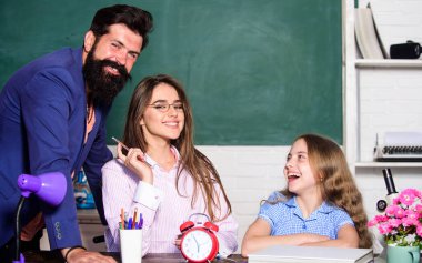 Eğitimde mükemmelliğe adanmıştır. Aile okula geri döndü. Genel eğitim okulu. Evde eğitim. Ev ve eğitim. Özel ders. Eğitim bizim işimiz.