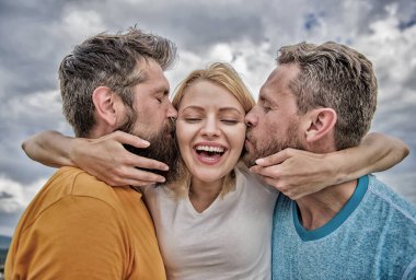 Bilmeniz gereken her şeyi kaçının arkadaş bölge başlangıç kalma. Erkekler aynı kız yanakları öp. Erkeklerin dikkatini seviyor. Kız iki adamla sarılmak. Dostça ilişkiler. Nihai Kılavuzu kaçınarak arkadaş bölgesi