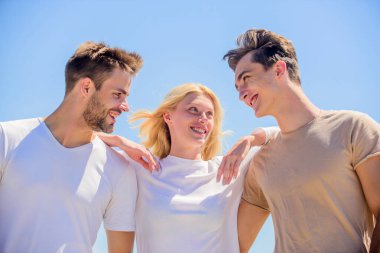 Birlikte mutluyuz. Neşeli arkadaşlar. Arkadaşlık ilişkileri. Aile bağı ve sevgi. Yaz tatili. Rahatlama zamanı. Bir grup insan dışarıda. Cennet kavramı. Başarı yükseklikleri. Mutlu kadın ve iki erkek