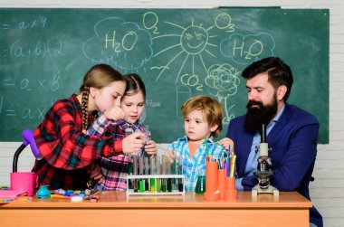 Hobilerinizi, yeteneklerinizi ve becerilerinizi paylaşın. Okul kulübü eğitimi. Öğretmen ve öğrencilerin test tüpleri sınıfta. Kimya temalı kulüp. İlgi alanları ve konu kulübü. Grup etkileşimi ve iletişim