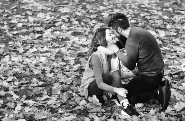 Homme et femme avec des visages heureux sur fond d'arbres d'automne — Photo