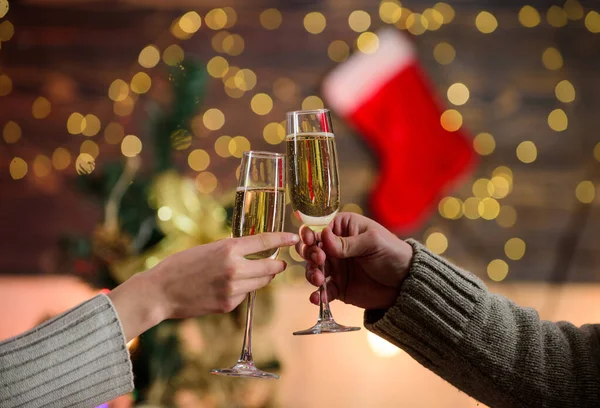 Proost. Kerstmis feest vieren. liefde brengt tijd samen door. man toast champagne vrouw. Familieweekend. van elkaar houden. Verliefd stel. Vrolijk kerstfeest. Gelukkig nieuwjaar. wintervakantie — Stockfoto