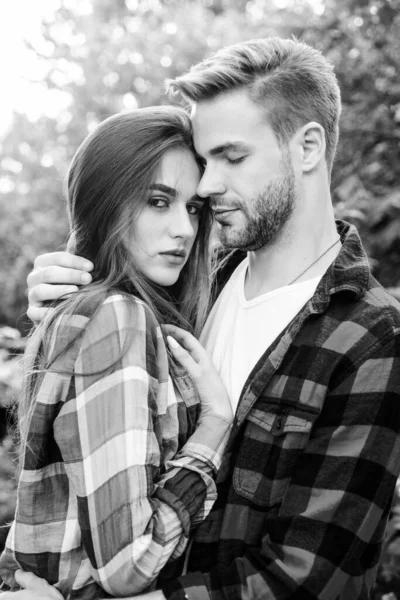 Un langage d'amour. week-end en famille. rendez-vous romantique. homme et femme en chemise à carreaux se détendre dans le parc. couple hipster en plein air. Saint Valentin. camping d'été en forêt. couple amoureux. Randonnée pédestre — Photo