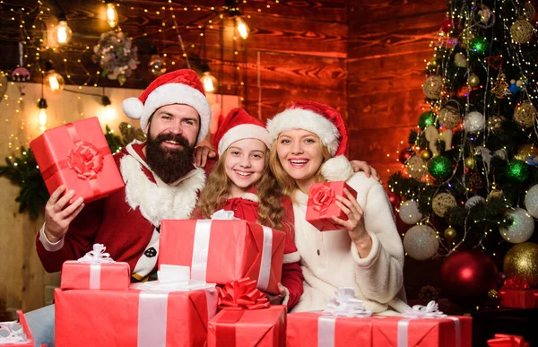 Presentes do Pai Natal. Cuidar das pessoas mais próximas. Conceito de integridade. Amor e bondade. Pai Natal traje com a família comemorando o Natal. Linda filha com pais vestindo chapéu de Papai Noel — Fotografia de Stock