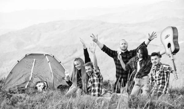 Vandra picknick. Vänner njuta av semester. Trevlig vandring picknick. Människor som äter mat. Camping koncept. Ungdom ha kul picknick i höglandet. Sommaräventyr. Grupp vänner avkopplande picknick i fjällen — Stockfoto