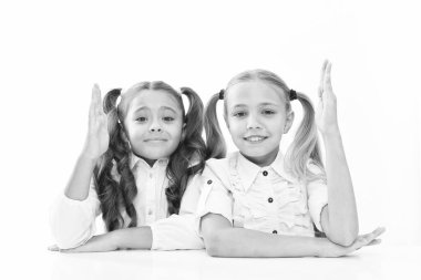 Okula dönelim. Beyazların üzerinde izole edilmiş elleri tutan sevimli okul çocukları. İlkokulda ders alan küçük liseli kızlar. Sevimli küçük kızlar okul zamanlarında eğleniyorlar.