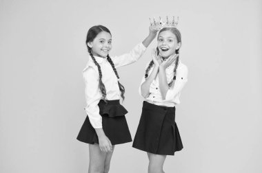 Çalışmak için motivasyon. Arkadaşlık. Balo kraliçesi. Çocukluk gururu Eğitim başarısı. Okula dönüyorum. Bencil küçük kızlar geleceği hayal eder. Üniformalı ve taçlı mutlu kızlar. Büyük patron. motivasyon kavramı