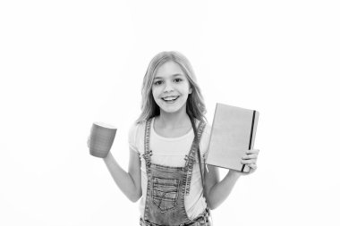 İlham verici bir içki. Kız sevimli çocuk uzun saç içmek kakao veya çay. Kitap ya da not defteri ve kupa ile kız öğrenci çay molası. Su dengesi kavramı. Okul dersten önce çay ın tadını çıkarmak. Rahatlayın ve şarj edin