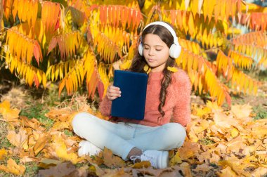 Öğrenci kız çalışması. Çocuk okumayı sever. Görsel ve işitsel bilgiler. Küçük çocuk arka bahçede öğrenmenin tadını çıkarıyor. Çocuk kitapla çalışıyor. Her gün çalış. Sonbahar günü kitap okuyan bir kız. Kişisel eğitim kavramı