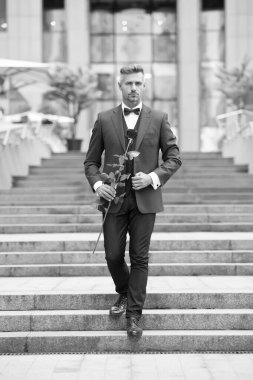 Romantik bir beyefendi. Romantik hediye ile adam olgun kendinden emin maço. Yakışıklı adam gül çiçek romantik tarih. Sevgililer günü ve yıldönümü. Flört hizmetleri. Nasıl romantik olunacak. Mükemmeliyetçi kavram