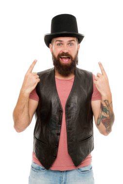 Eski moda ve klasik. Beyaz adam eski moda şapka aksesuarlarını ya da başlıkları işaret ediyor. Silindir şapkalı sakallı adam klasik tarzda. Bıyıklı, sakallı, klasik şapkalı hippi.