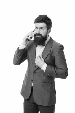 İş iletişimi. Resmi takım elbiseli sakallı iş adamı. Çevik iş. Olgun adam. Telefondaki adam konuşuyor. Başarı anlaşması. İş konuşmaları. Cep telefonu olan bir iş adamı. iş günlüğü