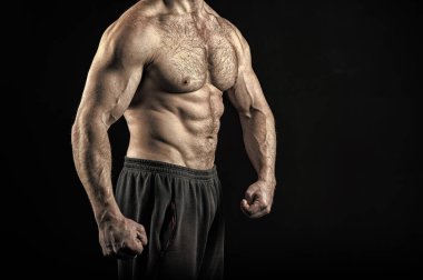 Büyük beden normal eğitim egzersiz jimnastik çalışmaları sonucu. Gövde kaslı erkek vücut. Vücut geliştirmeci başarı büyük şekli. Seksi çıplak gövde. Göğüs altı paketi gergin kasları görünüyor çekici etkileyici