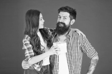 Mutlu Babalar günü. Adam baba ve sevimli küçük kız kız kırmızı zemin üzerine sakallı. Babalar Günü'nü kutluyorlar. Aile değerleri kavramı. Dostluk ilişkileri. Babası hippi ve kızı. Hediye sürpriz