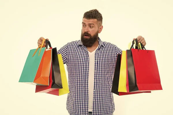 Shopping à domicile. Mature hipster surprise avec barbe. Vente de courses. Soins de coiffeur masculin. Vendredi noir. Cyber lundi. Homme barbu avec des sacs à provisions.. hipster caucasien brutal avec moustache — Photo