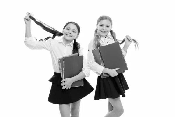 École privée. On adore étudier. Étudier est amusant. Acheter livre pour le cours supplémentaire de l'école. Elèves portant des manuels scolaires dans les classes scolaires. Cours de langue pour les jeunes. Filles avec des manuels scolaires fond blanc — Photo