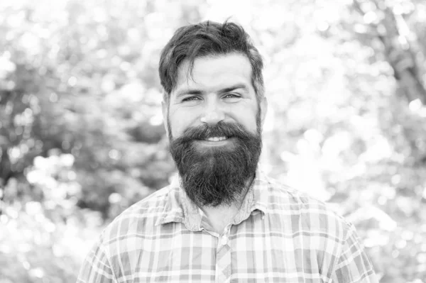 Sorrir aumenta a felicidade. Homem barbudo com rosto sorridente alegre na paisagem natural. Hister sorridente vestindo bigode elegante e cabelo de barba no dia de verão. Estou sempre sorrindo e feliz — Fotografia de Stock