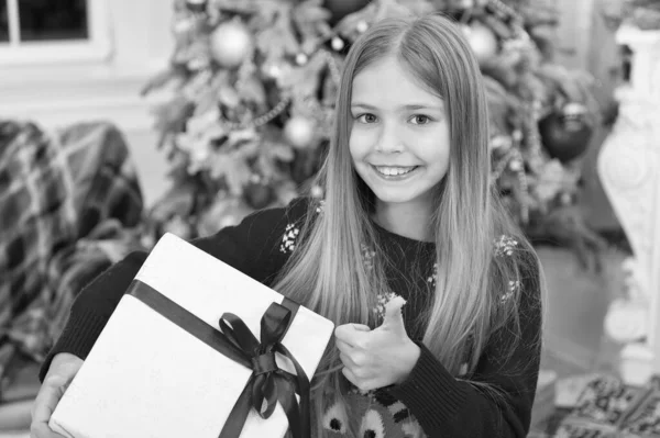 Decoración festiva. compras en línea de Navidad. Vacaciones familiares. Feliz año nuevo. El invierno. La mañana antes de Navidad. Niña. Árbol de Navidad y regalos. Niño disfrutar de las vacaciones. El mejor regalo de Navidad — Foto de Stock