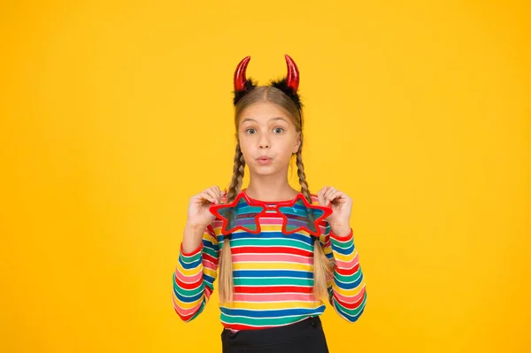 Criando olhar assustador feriado. Menina pequena usar acessórios de traje de férias de Halloween. Criança vestida de diabo para a festa de férias. Celebração de férias. Temporada de Halloween — Fotografia de Stock