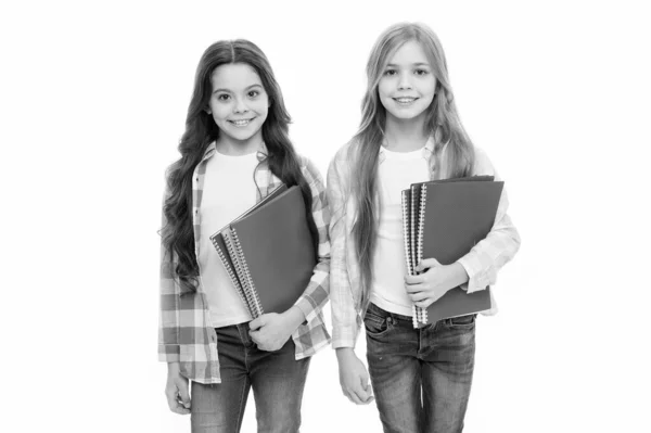 A ter aulas extra. Feliz por serem estudantes. Meninas com livros escolares fundo branco. Conceito de material escolar. Adoramos estudar. Papelaria escolar. Alunos carregando grandes livros didáticos para as aulas da escola — Fotografia de Stock