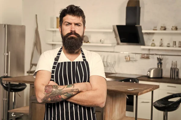 Matberedning. hane med skägg kokning. kulinariska affärer. välsmakande mat. seriös och trygg i restaurangen. skäggiga man hipster i köket. brutal man i Cook förkläde. Beredning av livsmedel — Stockfoto