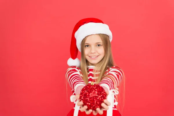 Je období Vánoc. Šťastné dítě drží vánoční stromeček. Holčička úsměv ve vánočním kostýmu červené pozadí. Veselé Vánoce I tobě. Štědrý večer. Jiskra v novém roce — Stock fotografie