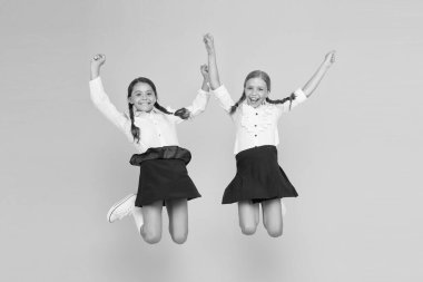 Sınıf arkadaşları okulda eğleniyor Arkadaşlar sevimli öğrenciler. Schoolgirls resmi tarzı mükemmel okul üniforması. Mutlu çocukluk. Çocuklar sevimli öğrenciler. Eğitim sadece bilgiyle ilgili değildir. Okul anları
