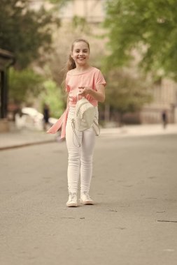 Moda onun hayatı. Şehir caddesinde rahat moda Moda küçük çocuk. Küçük moda modeli moda bakmak. Yaz günü moda sevimli kız