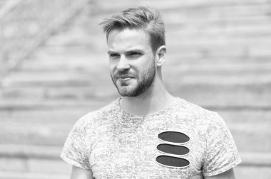 Yakışıklı ve çekici. Güneşli bir günde yaz stilinde yakışıklı bir adam. Traşsız yakışıklı yüzü ve kentsel açık havada şık sarı saçlı seksi sakallı Kafkas adam. Rahat ve yakışıklı