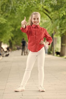 Küçük çocuk parkta yürümenin keyfini çıkarır. Hafta sonu yürüyüşü. Kız kaygısız çocuk. Güneşli bir günde yürüyen bir çocuk. Yaz tatilleri. Park doğa arka plan duygusal çocuk. Parkta Büyüleyici şık şık kız