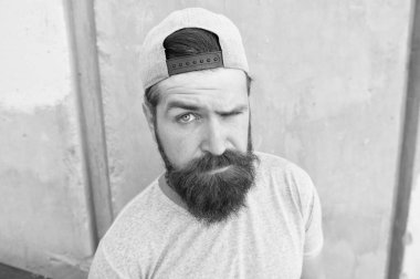 Bugün bıyığını tedavi et. Gri duvarda uzun sakallı ve bıyıklı ciddi bir adam. Tıraşsız suratında bıyıklı, kaba bir hippi. Şık bıyıklı, sakallı adam.