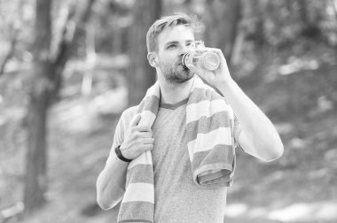 Sporcu su içer. Su dengesi. Sporcu şişeye su dök. Sabah koşusundan sonra susadım. Harika bir egzersizden sonra vitamin içeceğini tazeliyorum. Adam atletik görünüşte su şişesi tutuyor.