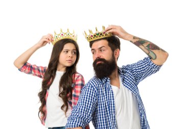 Adam kızıyla gurur duyuyor. Kızınla oyun oyna. Başlık ve başarı. Babalık kavramı. Kızımla eğlendim. Kraliyet ailesi. Adam altın taç ve çocuk. Kral ve prenses. Mutlu aile beyaz geçmişi