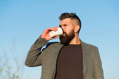 Kendime ayıracak vaktim var. Hippi kağıt kahve fincanı tutuyor. Kahve molası. Giderken iç. Düşünceli sakallı hippi adam kahvenin alınmasını tercih ediyor. İş adamı sakallı adam dışarıda kahve içiyor.