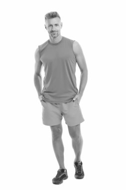 Erkek spor kıyafeti. Moda konsepti. Erkek manken mağazası. Spor tarzı. Erkek giyim ve şık kıyafetler. Sakince beyaz arka plan pozu veren sakin bir adam. Gömlek ve şort giyen yakışıklı bir adam.