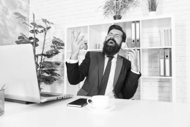 Muhasebeci sigorta acentesi favori müzik ile rahatlatıcı. Verimlilik kavramı. İyi bir ruh hali ve ilham. Motivasyonel müzik. Başarılı bir iş adamı. Müzik kulaklık ları dinleyen adam ofis çalışanı