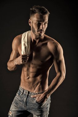 Güçlü bir adam. Güçlü gövdeli bir adam. Güçlü ve kaslı. Güçlü ve sağlıklı. Her zaman formdasın.