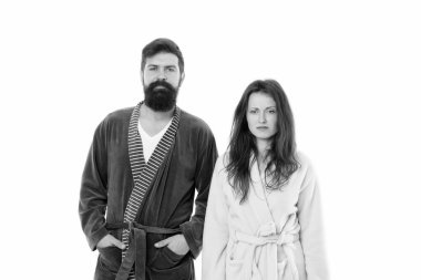 Zor bir sabah. Uyumak için esneyen birkaç uykulu yüz. Uykusuzluk belirtileri. Uykulu insanlar beyaz arka plan. Bornozlu bir çift. Uyku bozuklukları. Sabahları uykulu ve zayıf. Sabah rutini