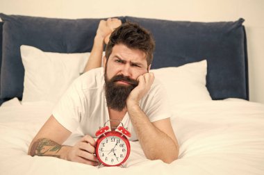 Hipster sakallı adam çalar saatle yatakta yatıyordu. Uyanma zamanı. Neden her sabah erken kalkmalısın? Erken yükselen sağlık yararları. Erken uyanmak hazırlanmak ve zamanında olmak için daha fazla zaman verir