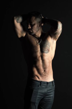 Dövmeli adam seksi kas gövde göster. Sporcu altı paketi ve AB vücut geliştirmeci pazı ve triceps ile. Dövme kot pantolon ile manken. Fitness ve spor ile ilgilenmek
