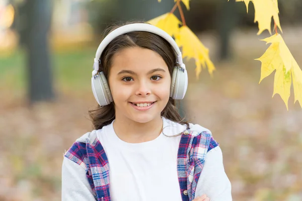 Zwykłe uczucia muzyczne. Słodkie dziecko słucha muzyki grającej w słuchawkach stereo. Urocza dziewczyna cieszyć się muzyką na jesienny krajobraz. Poczuj klimat, poczuj muzykę. — Zdjęcie stockowe